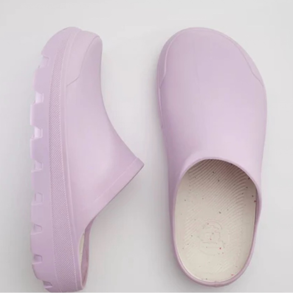 Kamik Nova clogs in lilac